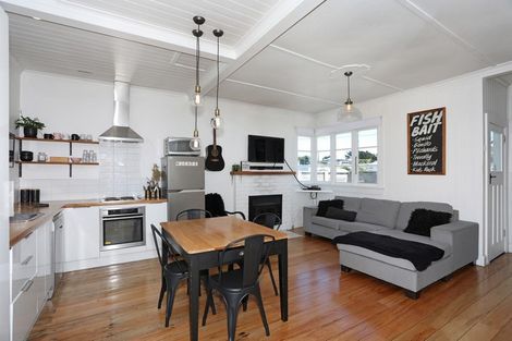 Photo of property in 21 Signal Street, Foxton Beach, Foxton, 4815