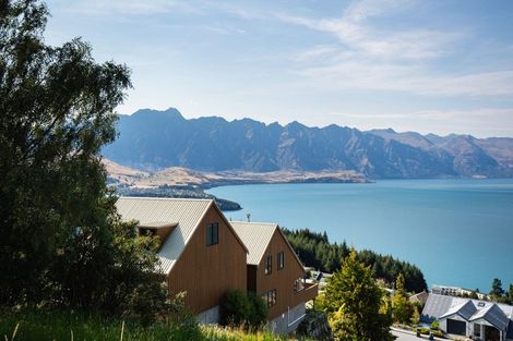 Photo of property in 128 Wynyard Crescent, Fernhill, Queenstown, 9300