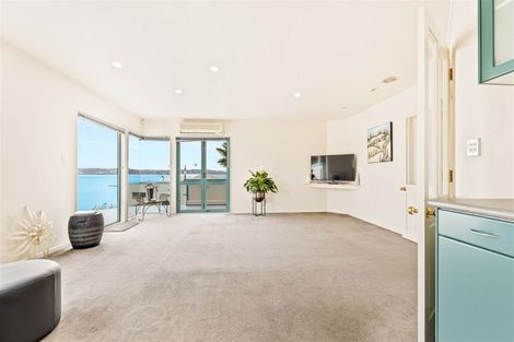 Photo of property in 122 Beach Road, Te Atatu Peninsula, Auckland, 0610