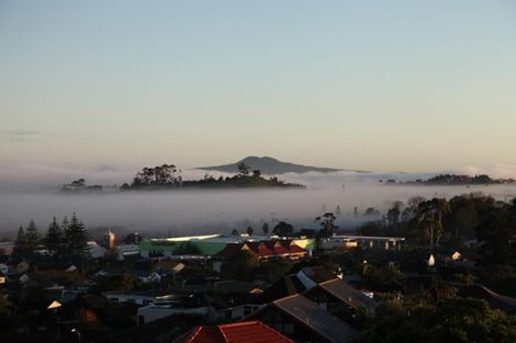Photo of property in 17 Pitlochry Place, Highland Park, Auckland, 2010