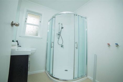 Photo of property in 186 Sunnynook Road, Totara Vale, Auckland, 0627