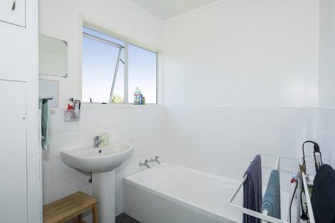Photo of property in 4/23 Luckens Road, West Harbour, Auckland, 0618