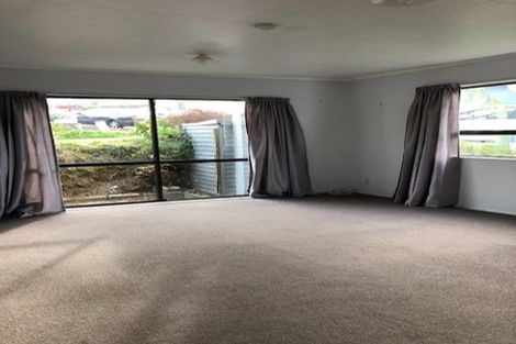 Photo of property in 26 Cheltenham Terrace, Newlands, Wellington, 6037