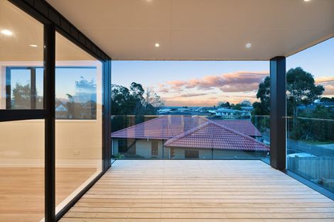 Photo of property in 64a Sungrove Rise, Sunnyvale, Auckland, 0612