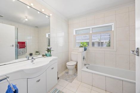 Photo of property in 4 Mellons Bay Road, Howick, Auckland, 2014