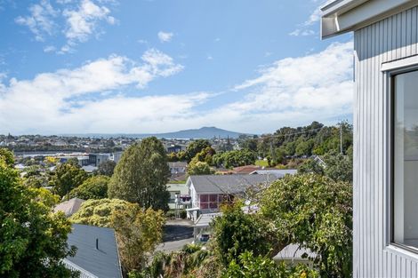 Photo of property in 2/307a Wairau Road, Totara Vale, Auckland, 0627