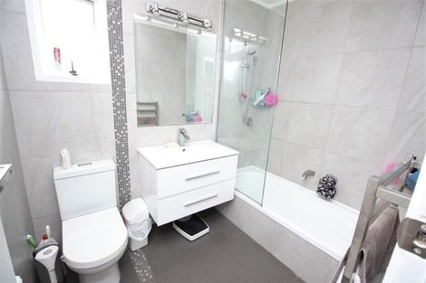 Photo of property in 2/5 Mannering Place, Hillcrest, Auckland, 0627