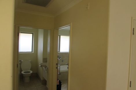 Photo of property in 60 South Kensington Way, Henderson, Auckland, 0612