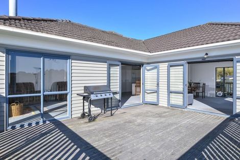 Photo of property in 36 Roberts Road, Matakatia, Whangaparaoa, 0930