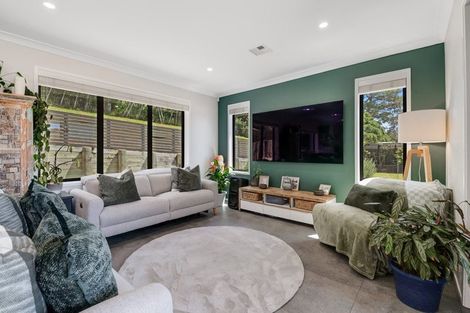 Photo of property in 8 Roberts Road, Matakatia, Whangaparaoa, 0930
