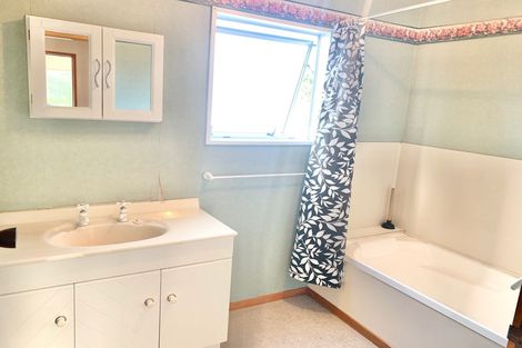 Photo of property in 1024 East Coast Road, Fairview Heights, Auckland, 0630