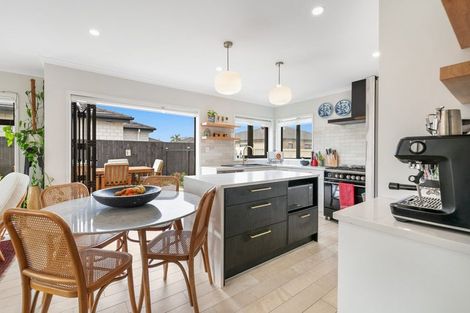 Photo of property in 16a Lillian Place, Orewa, 0931