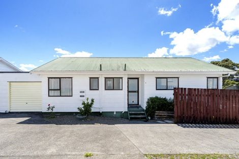 Photo of property in 4/92 Awaroa Road, Sunnyvale, Auckland, 0612
