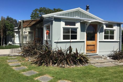 Photo of property in 11 Cross Street, Waikuku Beach, 7473