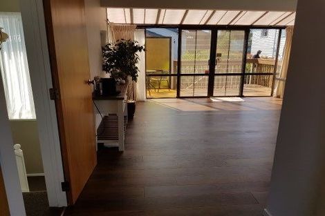 Photo of property in 2/22 Tobruk Crescent, Milford, Auckland, 0620