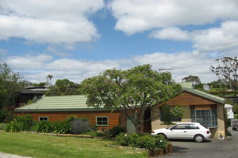 Photo of property in 4 The Crescent, Tindalls Beach, Whangaparaoa, 0930