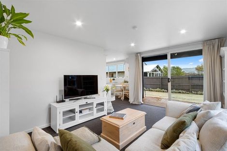 Photo of property in 8b Queenspark Drive, Parklands, Christchurch, 8083