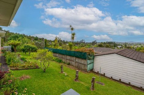 Photo of property in 2/52 Staincross Street, Green Bay, Auckland, 0604