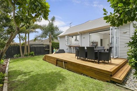 Photo of property in 15 Alberta Street, Point Chevalier, Auckland, 1022