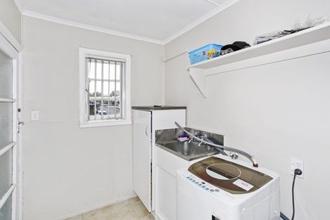 Photo of property in 52 Churchill Avenue, Manurewa, Auckland, 2102