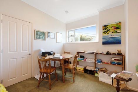 Photo of property in 28 Bennett Grove, Newlands, Wellington, 6037