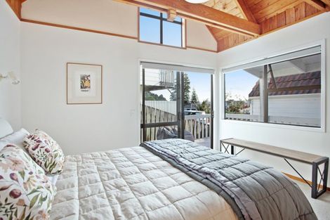 Photo of property in 21 Du Fresne Place, Russell, 0202