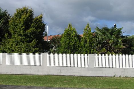 Photo of property in 9 Gill Avenue, Te Atatu Peninsula, Auckland, 0610
