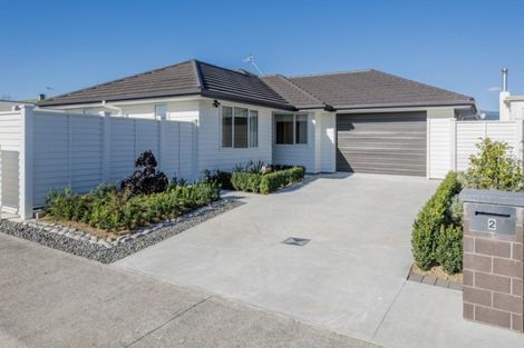 Photo of property in 2 Queenwood Road, Levin, 5510