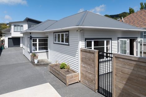 Photo of property in 7b Romney Square, Tawa, Wellington, 5028