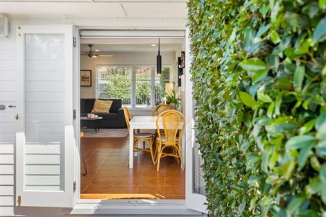 Photo of property in 5 Kervil Avenue, Te Atatu Peninsula, Auckland, 0610