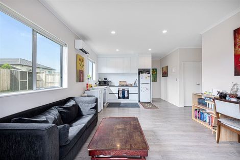 Photo of property in 13 Walter Ruddock Avenue, Kumeu, 0810