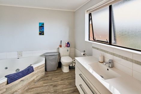 Photo of property in 12 Cullen Place, Tawa, Wellington, 5028