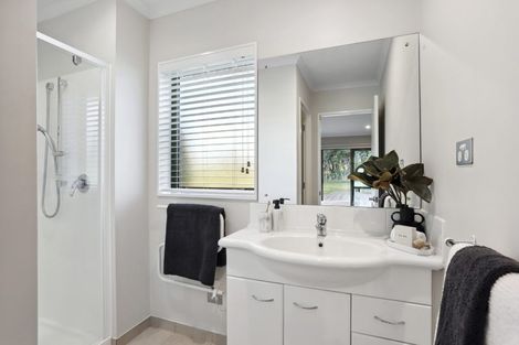 Photo of property in 70a Shaw Road, Oratia, Auckland, 0604