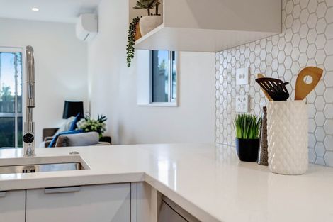 Photo of property in 9/15 Sea Vista Avenue, Beach Haven, Auckland, 0626