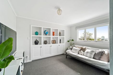 Photo of property in 2 Hardley Avenue, Tindalls Beach, Whangaparaoa, 0930