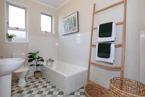 Photo of property in 12 Winston Avenue, Hokowhitu, Palmerston North, 4410