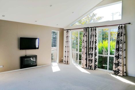 Photo of property in 40 Pin Oak Drive, Schnapper Rock, Auckland, 0632