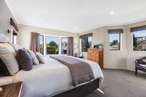 Photo of property in 2 Saunders Close, Whitby, Porirua, 5024