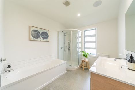 Photo of property in 77 Sunstone Crescent, Timberlea, Upper Hutt, 5018