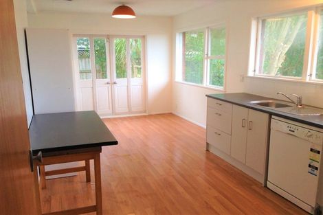 Photo of property in 8 Easton Park Parade, Glenfield, Auckland, 0629