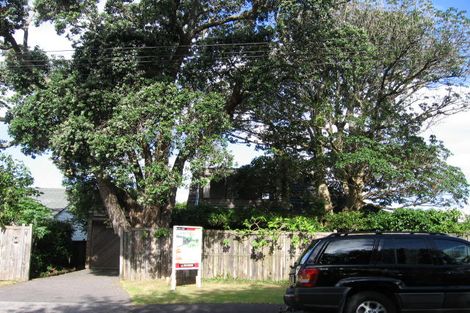 Photo of property in 2/11 Frieston Road, Milford, Auckland, 0620