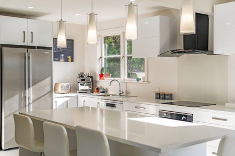 Photo of property in 7 Pokohiwi Road, Normandale, Lower Hutt, 5010