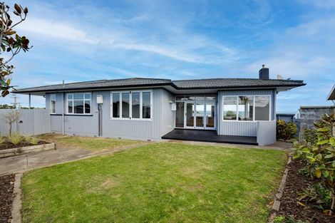 Photo of property in 2 Kapiti Terrace, Castlecliff, Whanganui, 4501