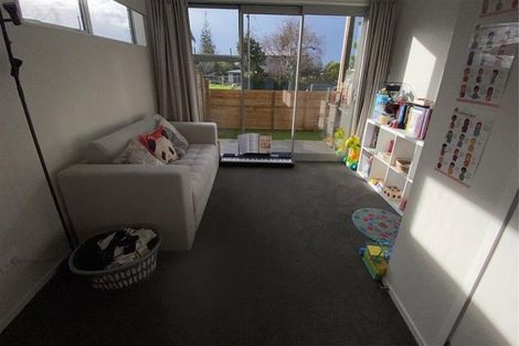 Photo of property in 28a Yeovil Road, Te Atatu Peninsula, Auckland, 0610