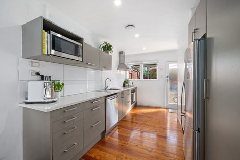 Photo of property in 2/77 Alexander Street, Cockle Bay, Auckland, 2014