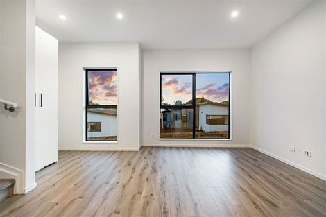 Photo of property in 6/107 Hobsonville Road, West Harbour, Auckland, 0618