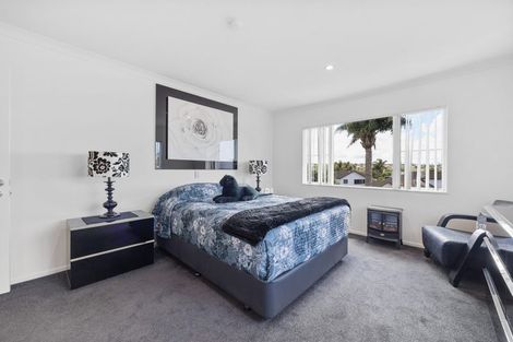 Photo of property in 8b Lupetti Rise, West Harbour, Auckland, 0618