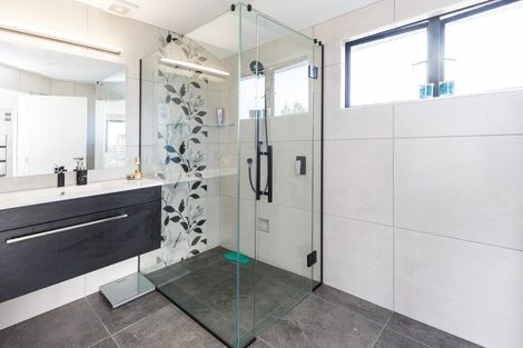 Photo of property in 27 Abby Road, Fitzherbert, Palmerston North, 4410