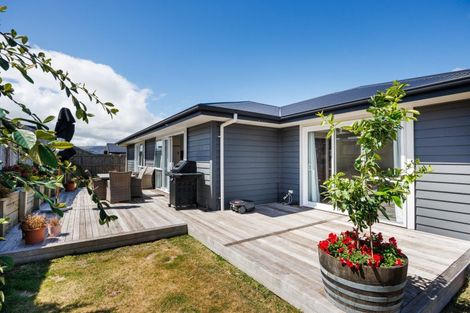 Photo of property in 83 Johnstone Drive, Fitzherbert, Palmerston North, 4410