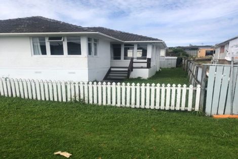 Photo of property in 6 Taipari Road, Te Atatu Peninsula, Auckland, 0610